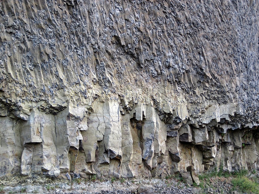 "Overhanging Cliff Flow, Junction Butte Basalt, Yellowstone National Park" by James St. John is licensed under CC BY 2.0.